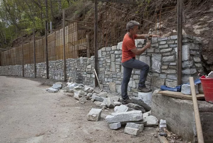 Pracownik stawiający mur